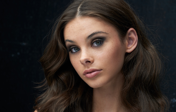 Милая девушка брюнетка с серыми глазами