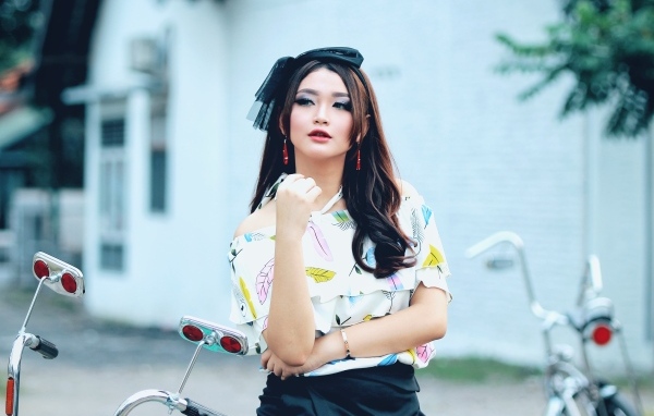 Модная девушка азиатка с красивым макияжем