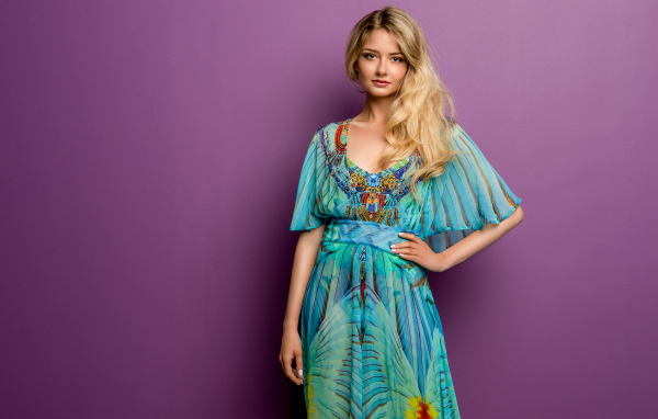 Девушка в красивом платье на сиреневом фоне