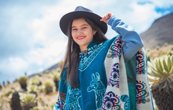 Девушка в ковбойской шляпе и пончо