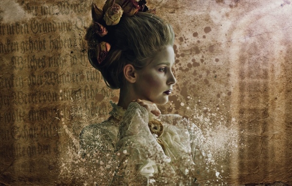 Девушка  в старинном костюме 