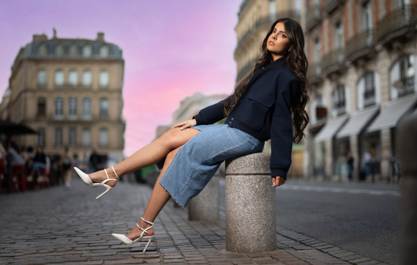 Девушка в белых туфлях на улице города