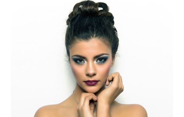 Девушка с красивой прической и макияжем