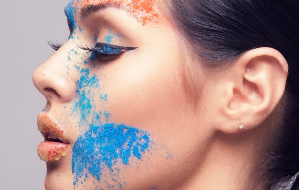 Девушка с голубой краской на лице