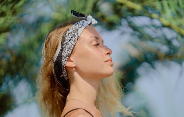 Девушка в закрытыми глазами летом