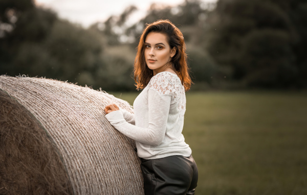 Девушка с сеном на поле