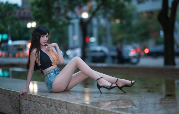 Сексуальная девушка азиатка с длинными ногами