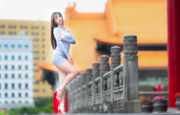 Стройная азиатка в коротком сером платье