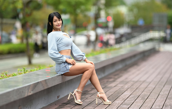 Стройная длинноногая девушка азиатка