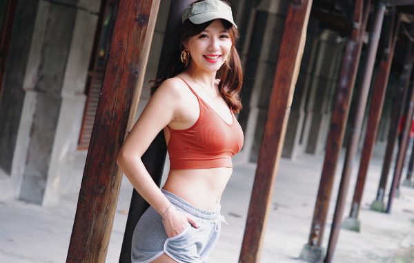 Улыбающаяся девушка азиатка в кепке