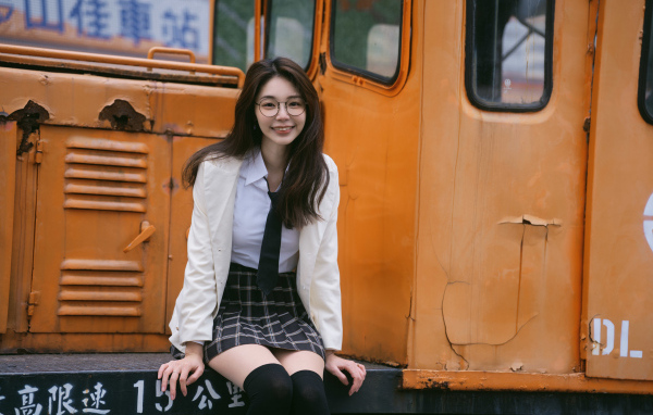 Улыбающаяся девушка азиатка в школьной форме