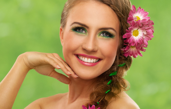 Улыбающаяся девушка с цветами в волосах