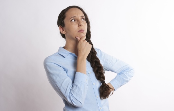 Удивленная девушка в голубой рубашке