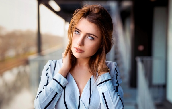 Нежная голубоглазая девушка в рубашке