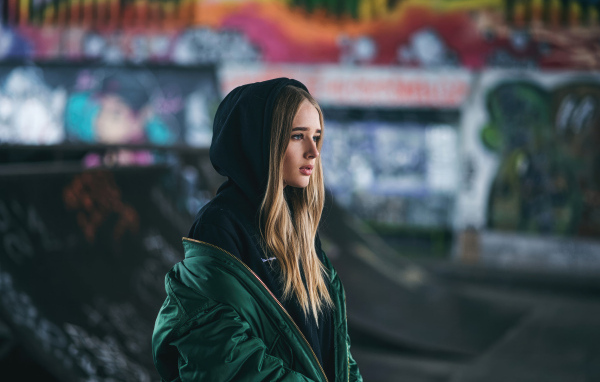 Молодая девушка в зеленой куртке