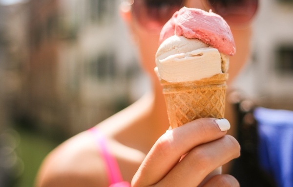 Девушка держит в руках мороженое