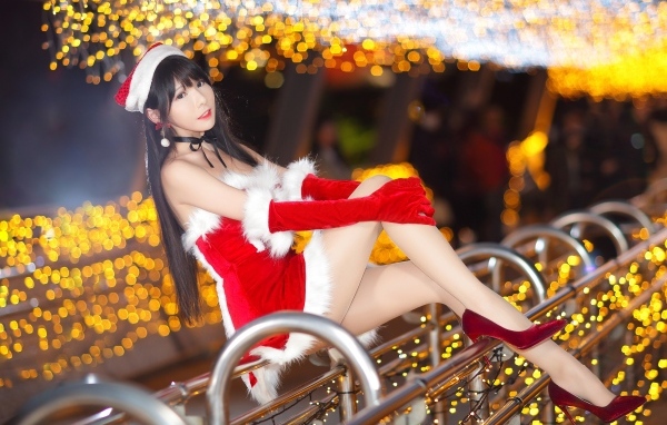 Красивая девушка азиатка в новогоднем костюме