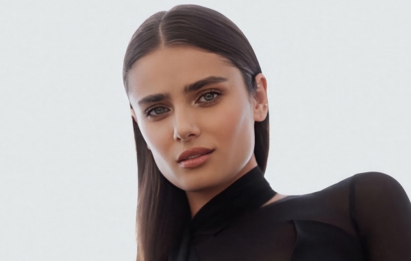 Американская топ модель Тейлор Хилл на белом фоне