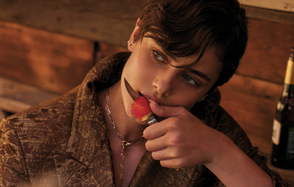 Американская топ модель Тейлор Хилл с ножом в руках