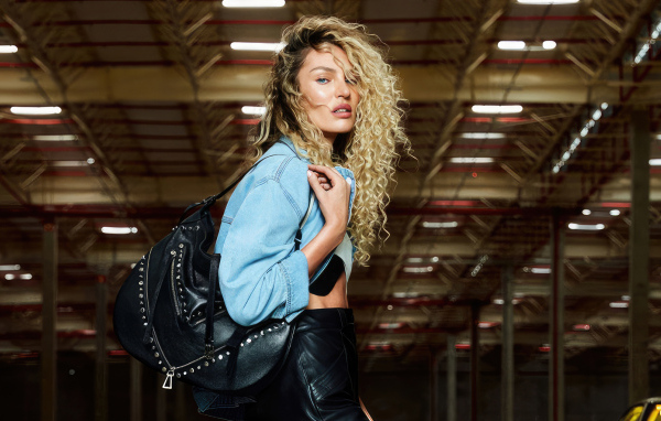 Красивая модель Кэндис Свейнпол с большой черной сумкой