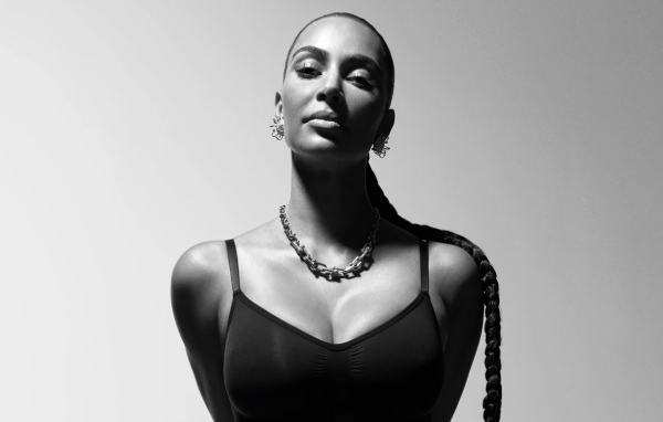 Черно-белое фото Ким Кардашьян