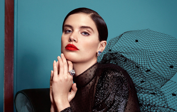 Голубоглазая модель Сара Сампайо в черном платье