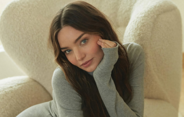 Нежная милая девушка модель Миранда Керр