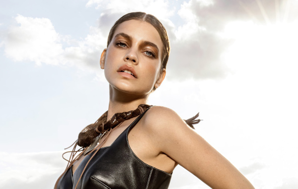 Модель Барбара Палвин в лучах солнца