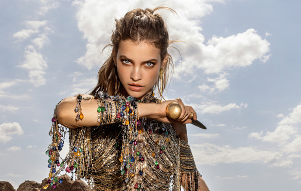 Модель Барбара Палвин с украшениями на руках