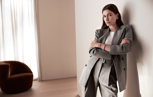 Модель Хейли Болдуин в костюме у стены