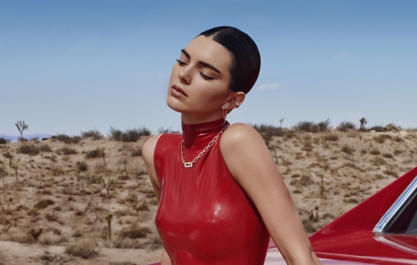 Модель Кендалл Дженнер в красном платье