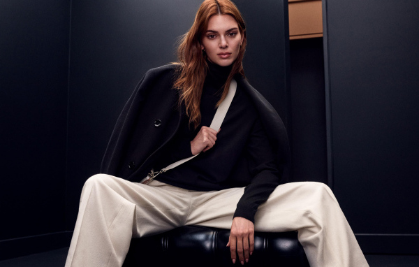 Модель Кендалл Дженнер в белых брюках