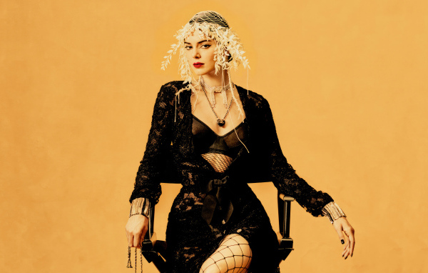 Модель Кендалл Дженнер сидит на стуле в черном наряде