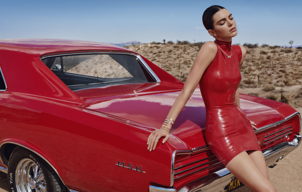 Модель Кендалл Дженнер стоит у красного автомобиля