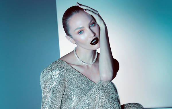 Супермодель Кэндис Свейнпол на голубом фоне