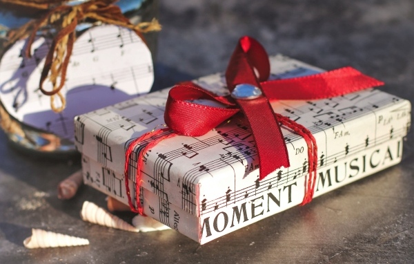 Большой подарок с красной лентой