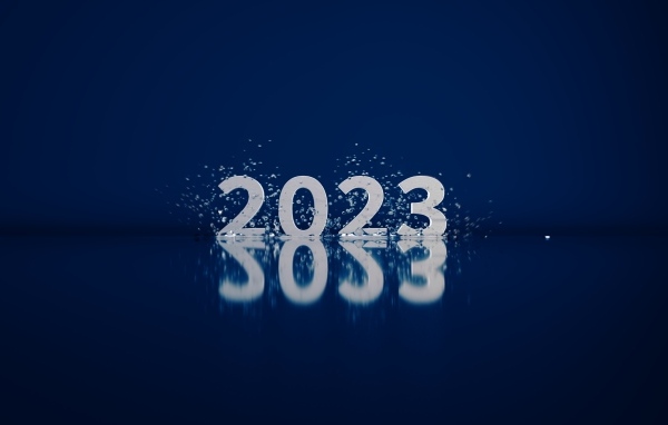 Надпись 2023 в брызгах воды на синем фоне