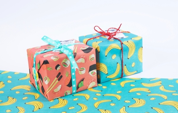 Две яркие разноцветные коробки с подарками