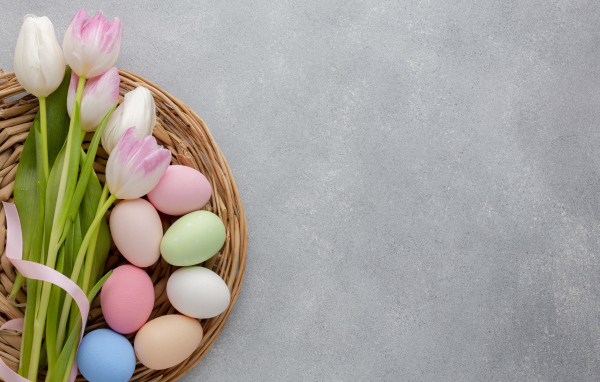 Корзина с розовыми тюльпанами и яйцами на сером фоне шаблон открытки на Пасху