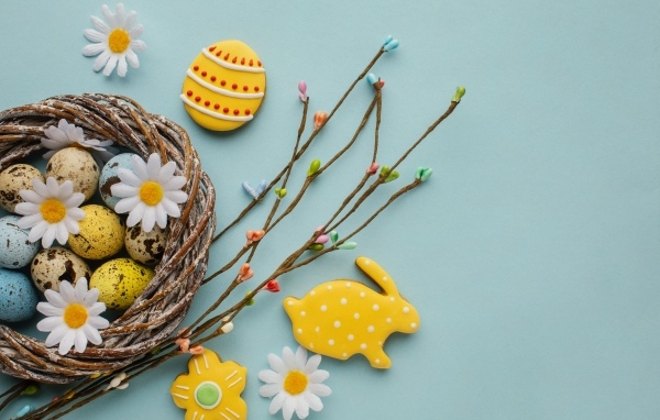 Красивый пасхальный декор на голубом фоне на праздник