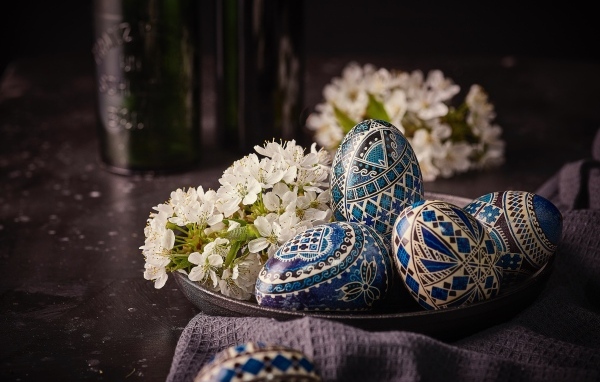 Красивые расписные яйца с цветами вишни на Пасху