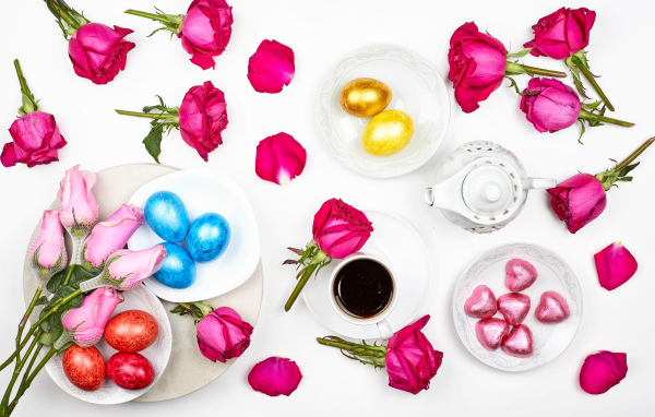 Розы и яйца на святой праздник Пасха