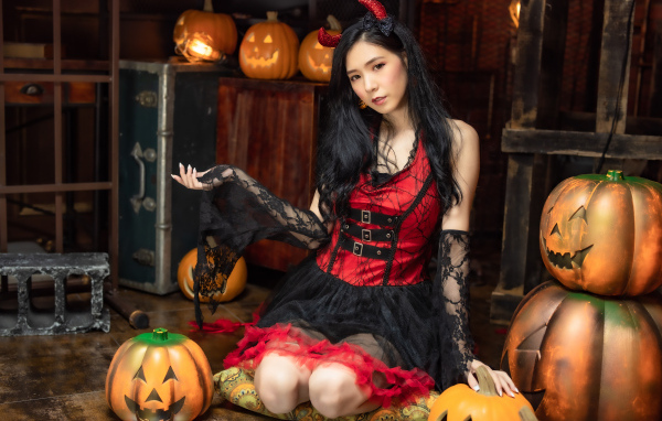 Милая девушка азиатка в костюме на Хэллоуин