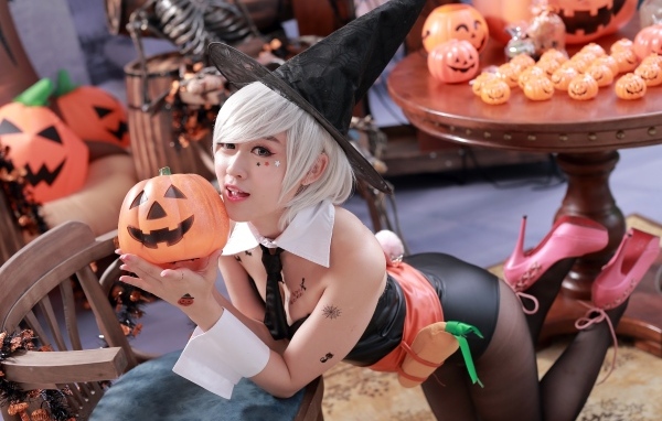 Девушка в костюме ведьмы на Хэллоуин