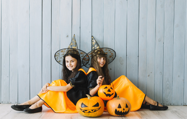 Две маленькие девочки в костюмах на Хэллоуин