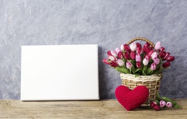 Корзина тюльпанов и шаблон для открытки на 8 марта