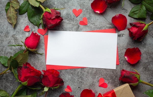 Красивый шаблон открытки с розами на 8 марта