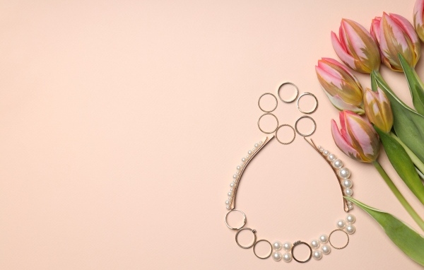 Украшения и букет тюльпанов на Международный женский день 8 марта