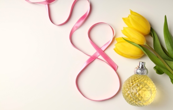 Цифра 8, желтые тюльпаны и духи для любимой