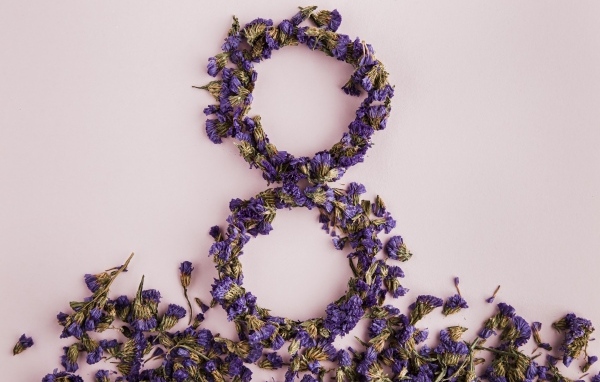 Цифра 8 из сухих цветов на праздник